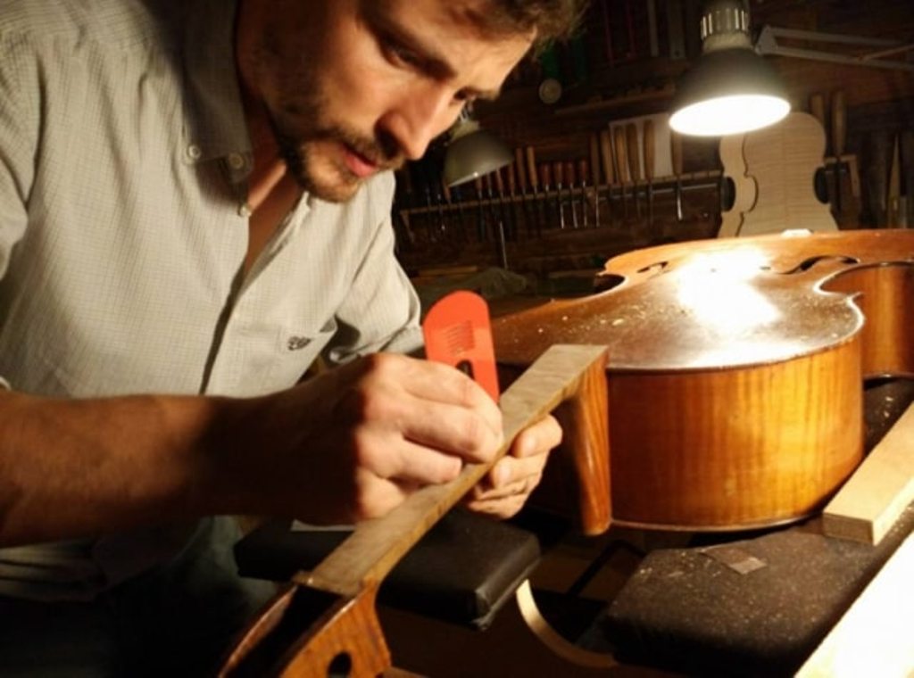 Incontro con il maestro liutaio: dal legno al suono